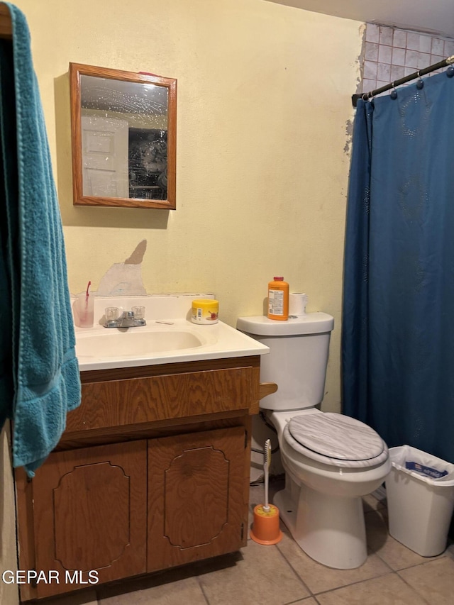 8154 Holloway Pl, El Paso, TX 79907 - full bath with toilet, vanity, a shower with shower curtain, and tile patterned flooring