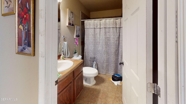 7350 La Casa Way, Canutillo, TX 79835 - full bathroom with toilet, tile patterned floors, curtained shower, and vanity