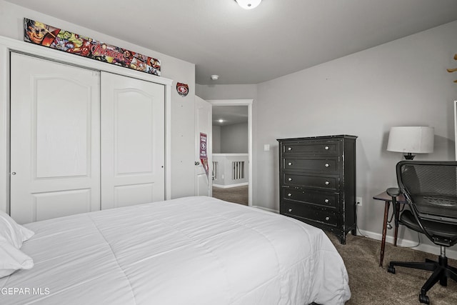 bedroom with a closet, carpet flooring, and baseboards