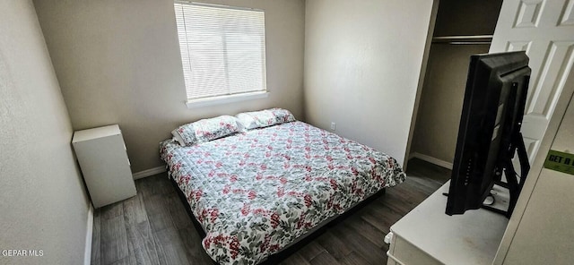 6236 Grace Madriles Pl, El Paso, TX 79932 - bedroom featuring dark wood finished floors, baseboards, and a closet