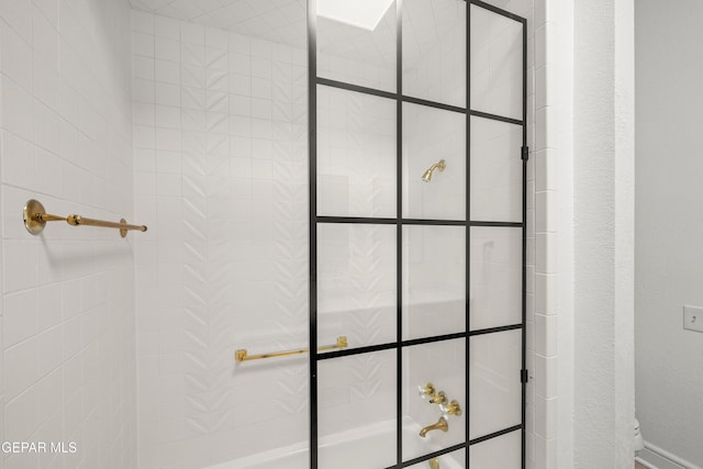 full bathroom featuring enclosed tub / shower combo