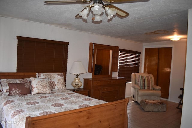 632 Mauer Rd, El Paso, TX 79915 - bedroom with a textured ceiling, a ceiling fan, and a closet