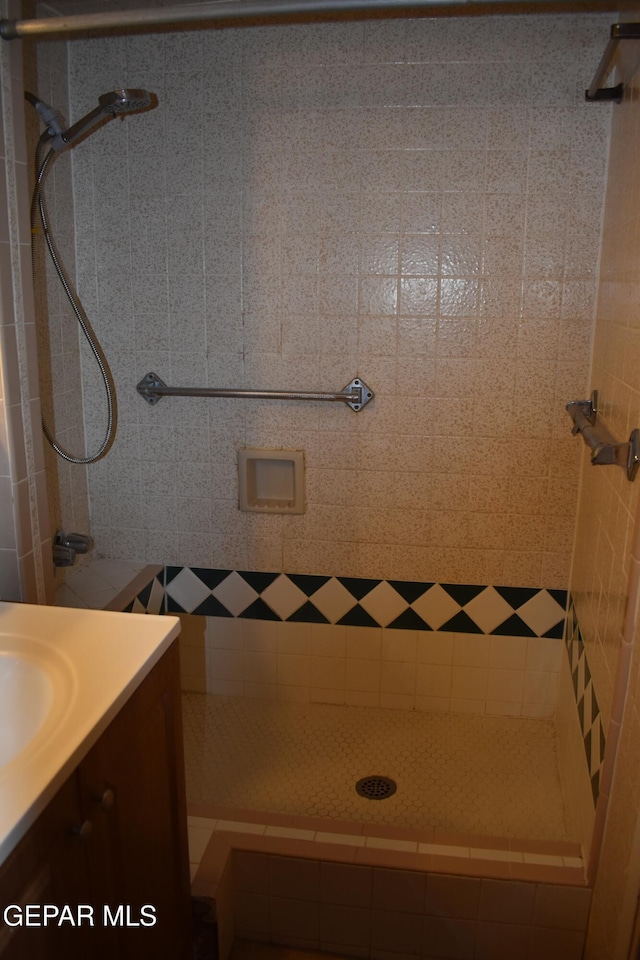 632 Mauer Rd, El Paso, TX 79915 - full bathroom featuring a tile shower and vanity