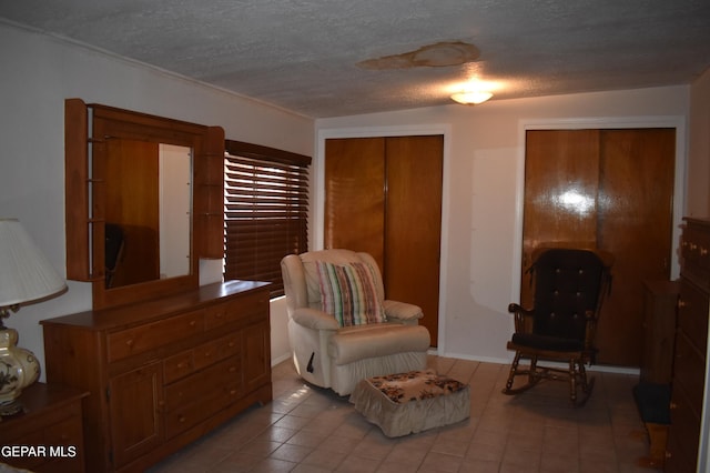 632 Mauer Rd, El Paso, TX 79915 - living area featuring a textured ceiling and light tile patterned floors