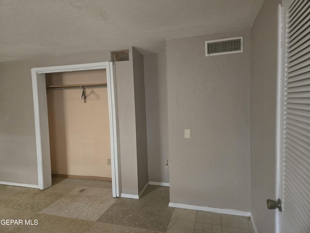 632 Mauer Rd, El Paso, TX 79915 - unfurnished bedroom featuring a closet and a textured ceiling