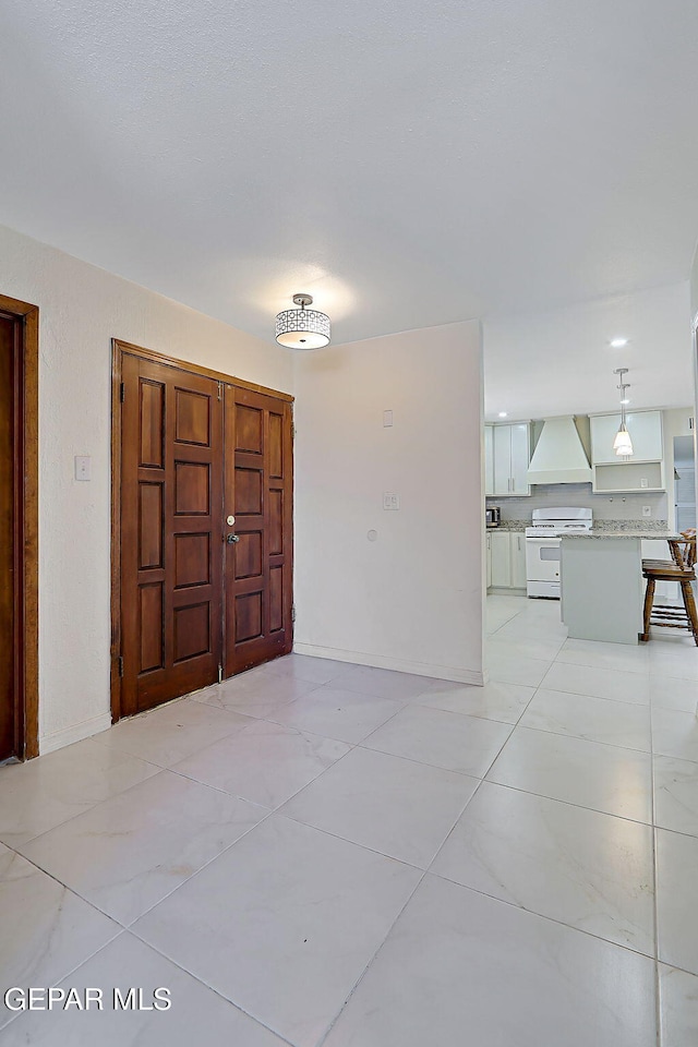 9668 Kathy Ave, El Paso, TX 79927 - foyer with baseboards