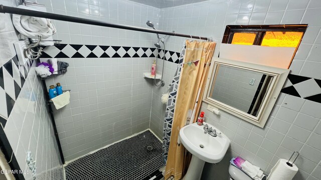 610 Jewels Dr, Socorro, TX 79927 - full bath featuring tile walls, a sink, and a tile shower