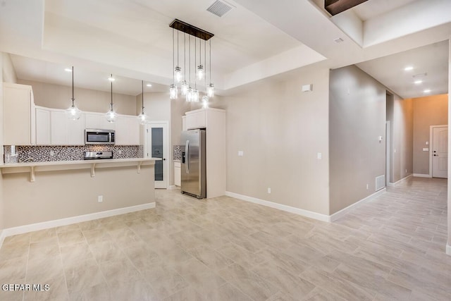 11969 Medalla St, Socorro, TX 79927 - kitchen featuring stainless steel appliances, backsplash, visible vents, a peninsula, and a breakfast bar area