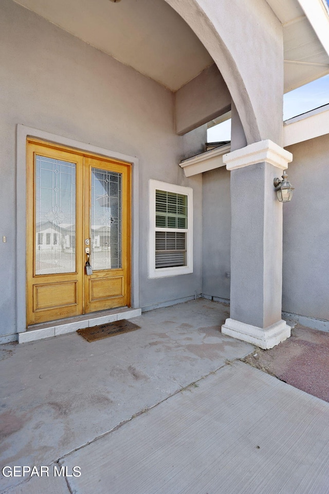 view of exterior entry with stucco siding