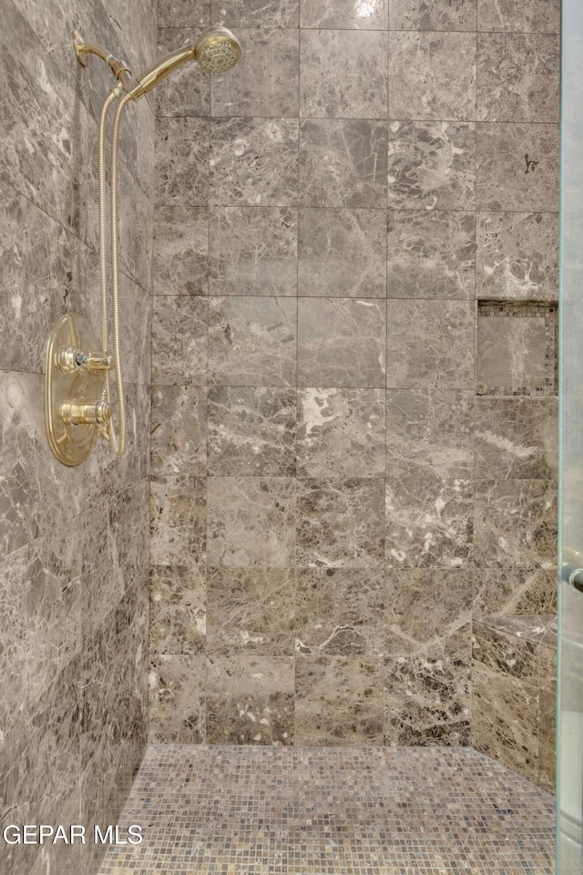 full bathroom featuring tiled shower