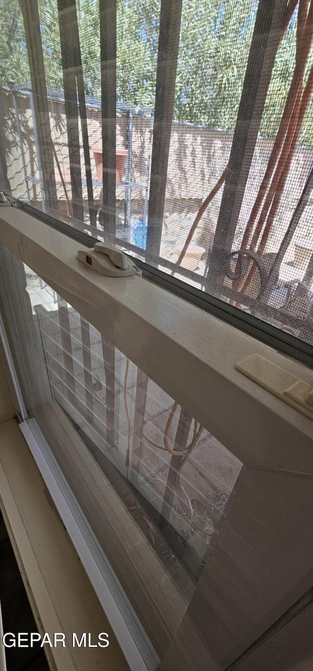 2704 Gaston Dr, El Paso, TX 79935 - view of interior details