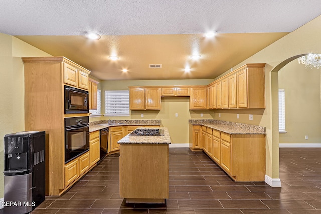 kitchen with wood tiled floor, visible vents, arched walkways, baseboards, and black appliances