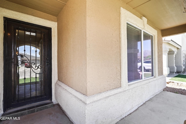 property entrance featuring stucco siding