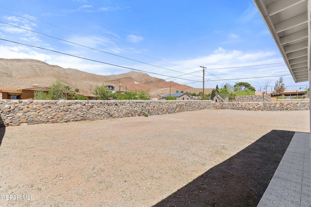 view of yard with a mountain view