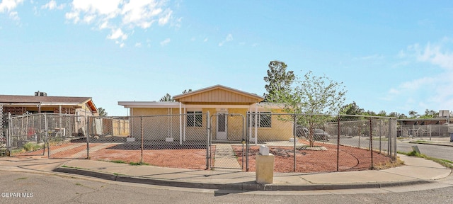 view of front of property featuring a gate and a fenced front yard