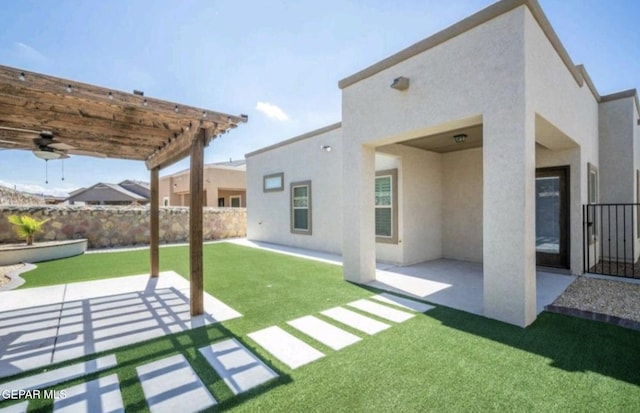 view of yard featuring a patio, a ceiling fan, a pergola, and fence