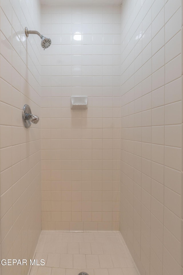 full bathroom featuring tiled shower