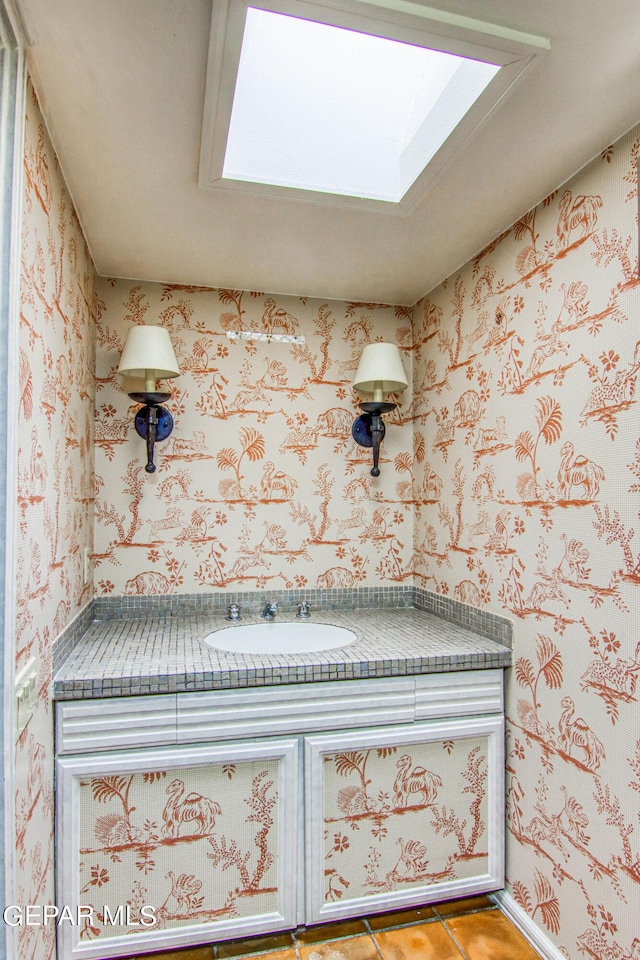 6041 Torrey Pines Dr, El Paso, TX 79912 - interior details with wallpapered walls, a skylight, and a sink
