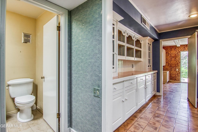 6041 Torrey Pines Dr, El Paso, TX 79912 - interior space with white cabinetry, open shelves, visible vents, light countertops, and wallpapered walls