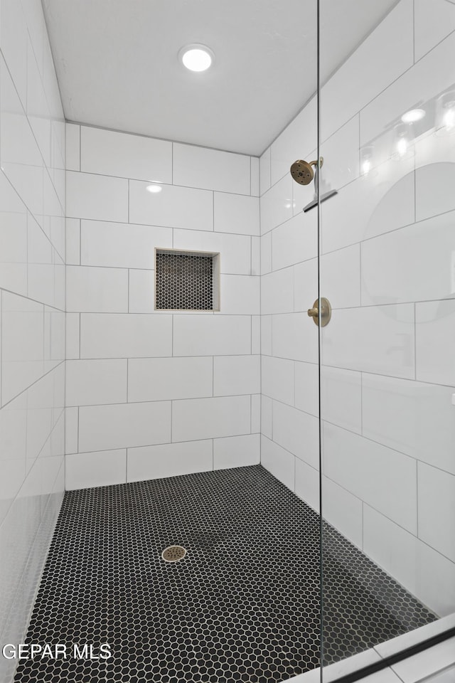 full bath with tiled shower