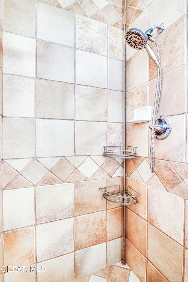 room details featuring a tile shower