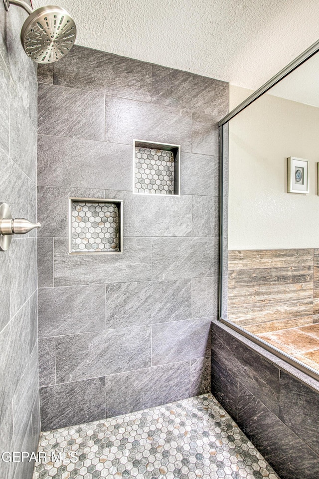 full bath with tiled shower