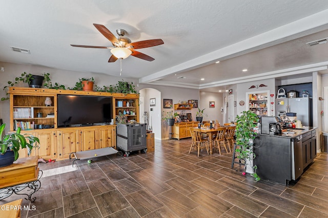 living room with visible vents, arched walkways, ceiling fan, and recessed lighting
