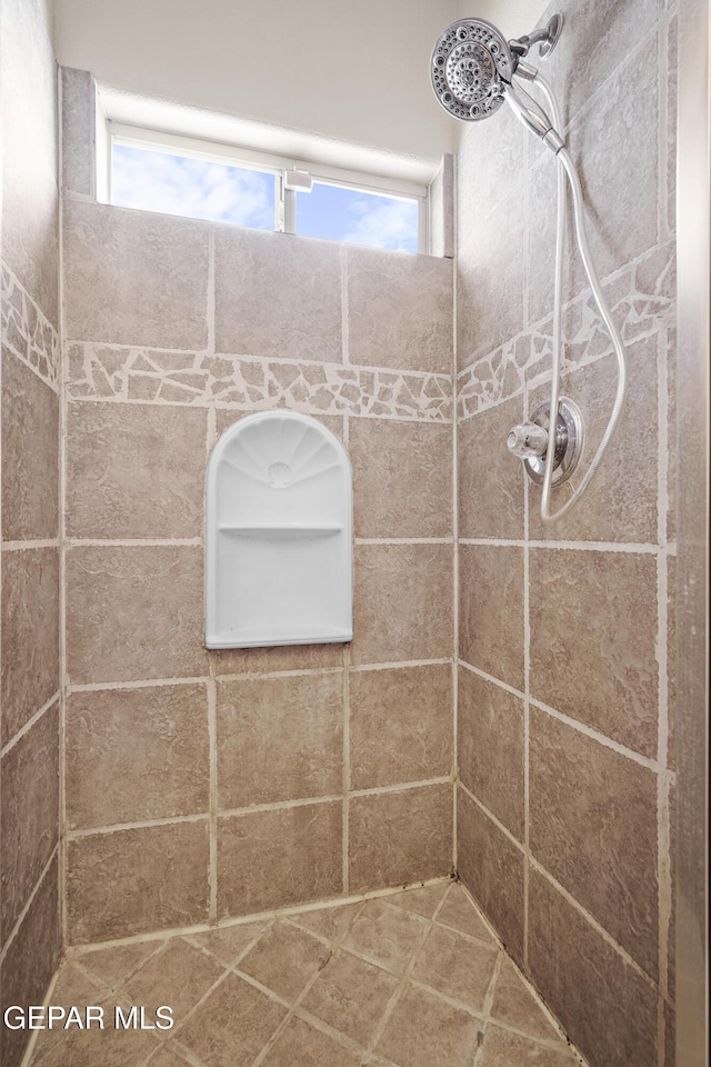 bathroom featuring tiled shower
