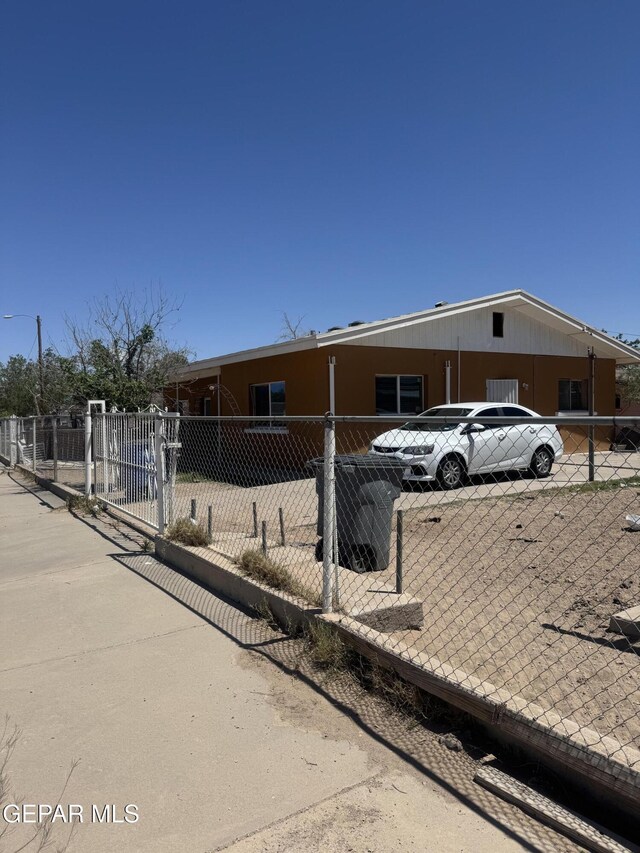 view of front facade featuring fence private yard