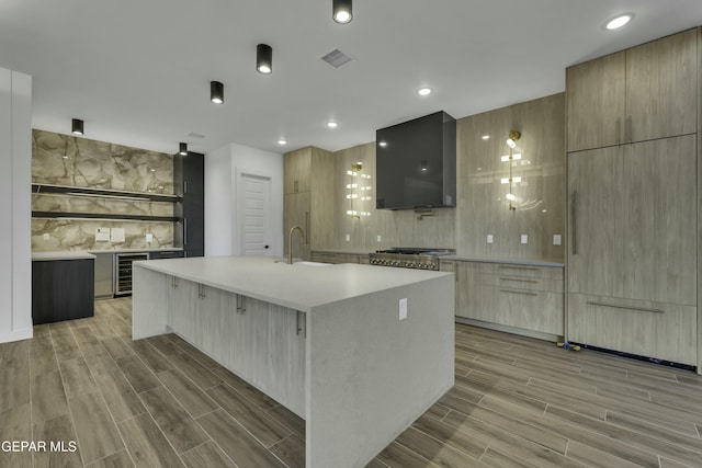 kitchen featuring decorative backsplash, open shelves, a spacious island, light wood-style floors, and modern cabinets