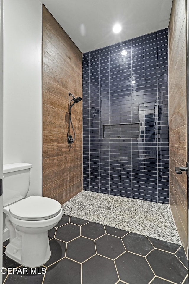 bathroom featuring toilet, recessed lighting, and a shower stall