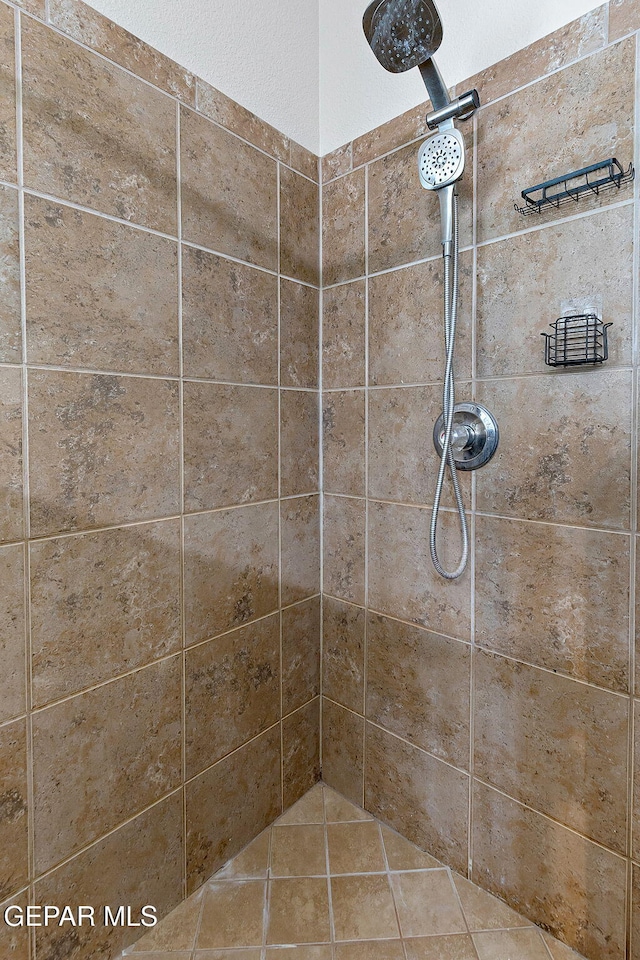 bathroom featuring tiled shower