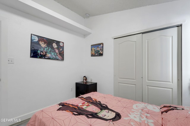 bedroom featuring a closet and baseboards