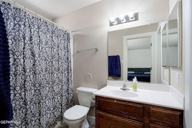 full bathroom featuring toilet, a textured wall, a shower with curtain, and vanity