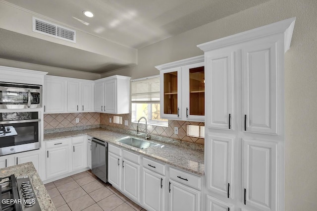 12617 Sun Spirit Dr, El Paso, TX 79938 - kitchen featuring appliances with stainless steel finishes, a sink, backsplash, white cabinetry, and recessed lighting