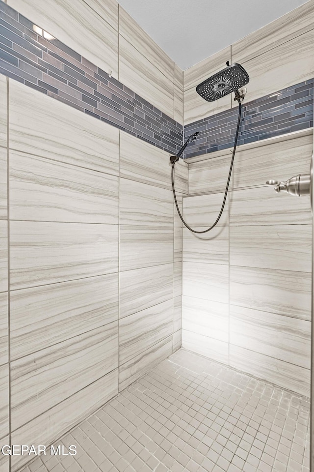 bathroom featuring a tile shower