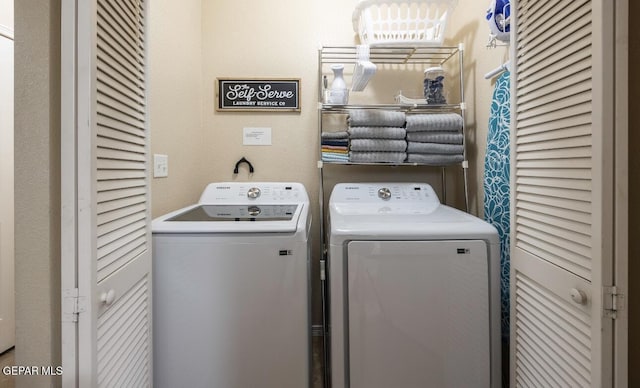 clothes washing area with laundry area and independent washer and dryer