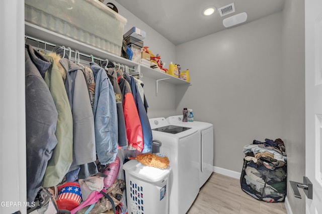 laundry area with baseboards, laundry area, washing machine and dryer, and visible vents