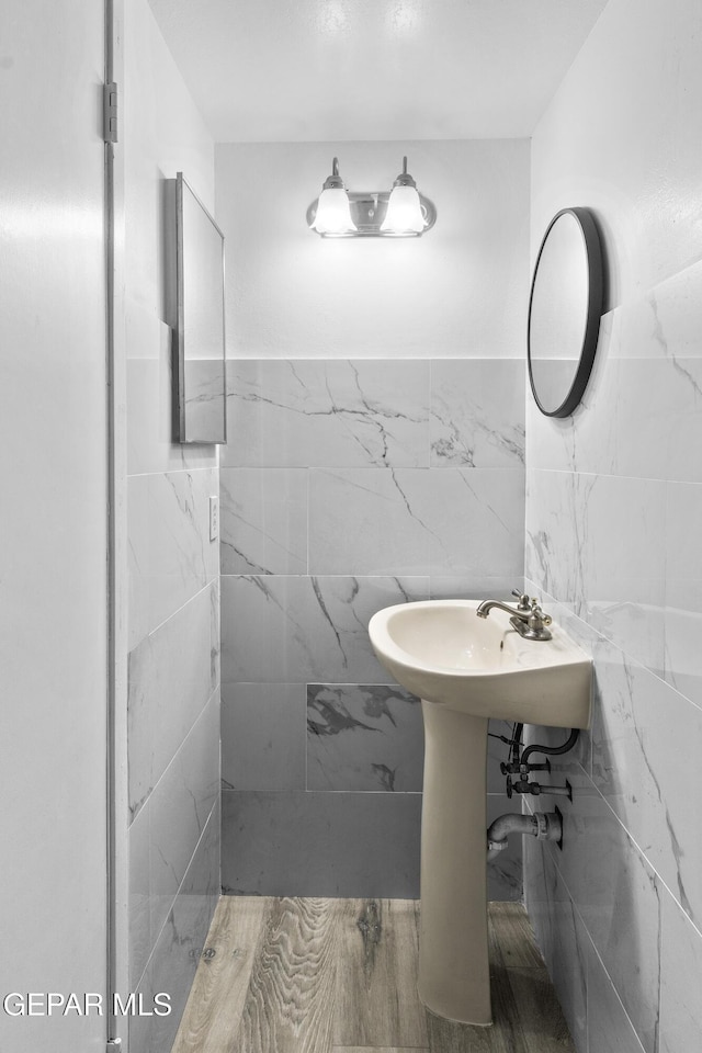 bathroom featuring tile walls