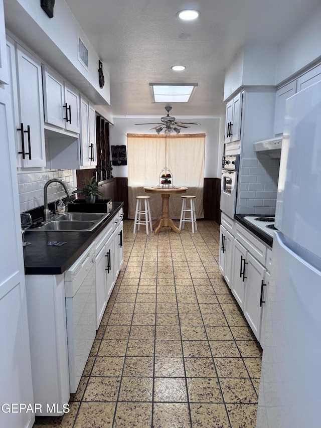 10304 Blackwood Ave, El Paso, TX 79925 - kitchen with white appliances, a sink, dark countertops, a ceiling fan, and recessed lighting
