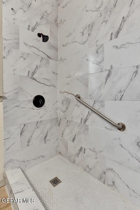 2723 Grant Ave, El Paso, TX 79930 - bathroom with a tile shower