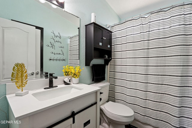 2709 Granite Rock Pl, El Paso, TX 79938 - bathroom featuring vanity, a textured wall, a shower with curtain, and toilet