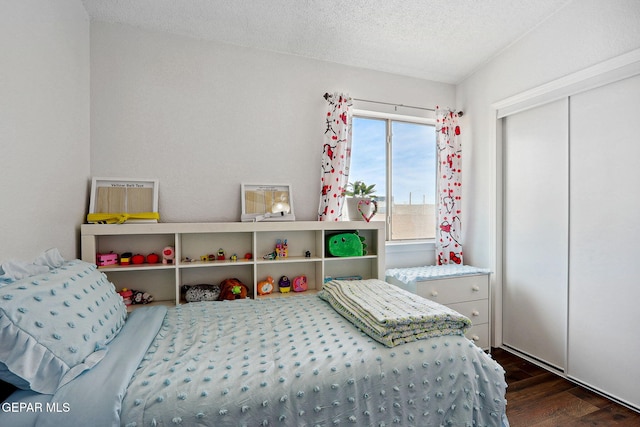 2709 Granite Rock Pl, El Paso, TX 79938 - bedroom with a closet, a textured ceiling, and wood finished floors