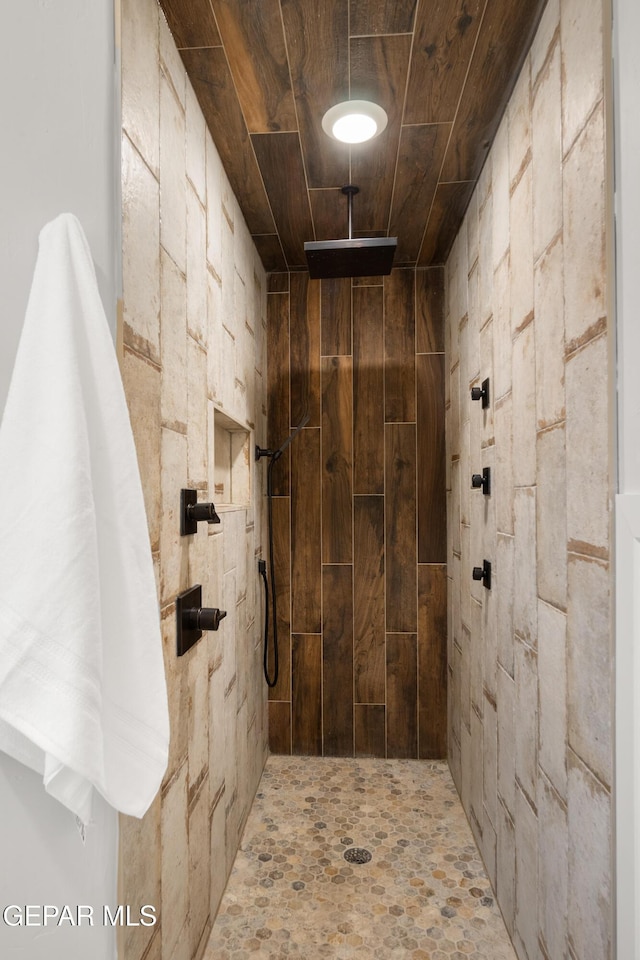 full bathroom with wood ceiling and tiled shower