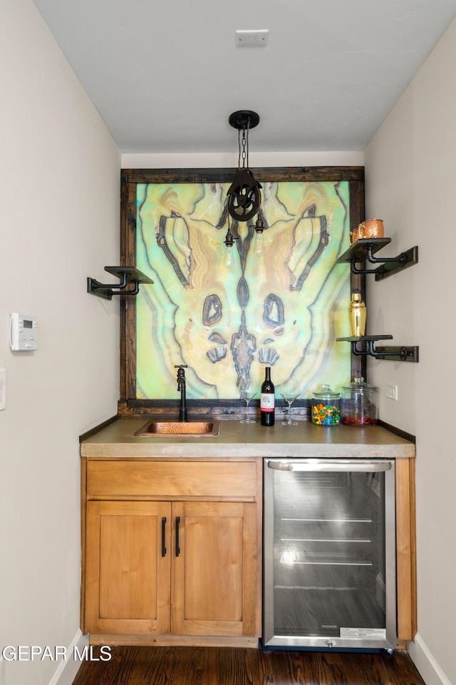 bar with dark wood-style flooring, a sink, indoor wet bar, baseboards, and wine cooler