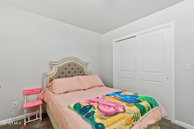 bedroom featuring baseboards, carpet, and a closet