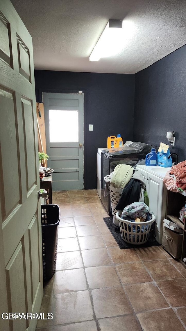 11325 Tom Ulozas Dr, El Paso, TX 79936 - laundry room with independent washer and dryer and a textured ceiling