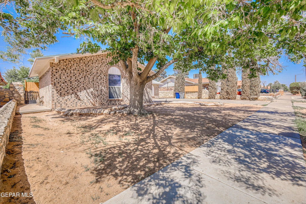 10913 Cardigan Dr, El Paso, TX 79936 - exterior space with brick siding and fence