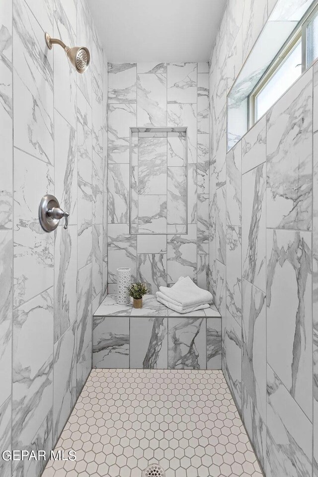 bathroom featuring a tile shower