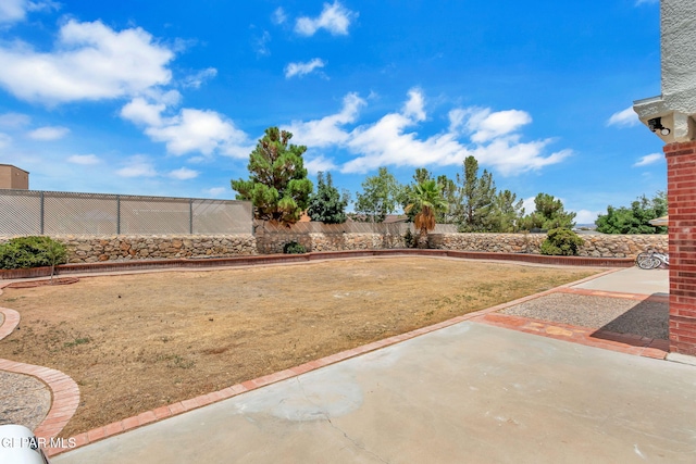 12541 Setting Sun Dr, El Paso, TX 79938 - view of yard featuring fence and a patio area